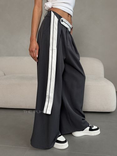 Широкие серые брюки с поясом и защипами