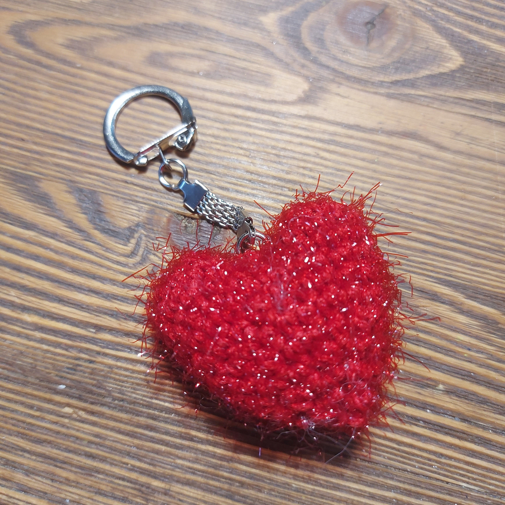 Вязаный брелок "Сердце" мини с картиной маркерами в паспарту