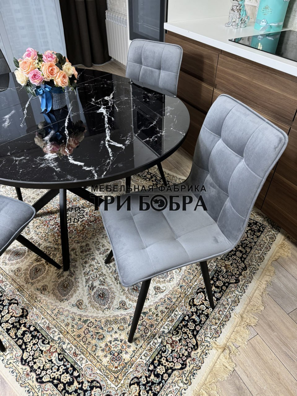 Круглый стеклянный раздвижной стол "Черный оникс" и стулья "ГУЧИ" серый