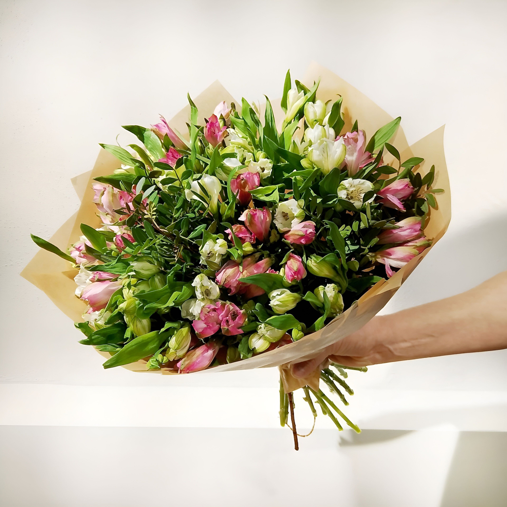 Гвоздика бывает стильной в букете с эвкалиптом (М0020)