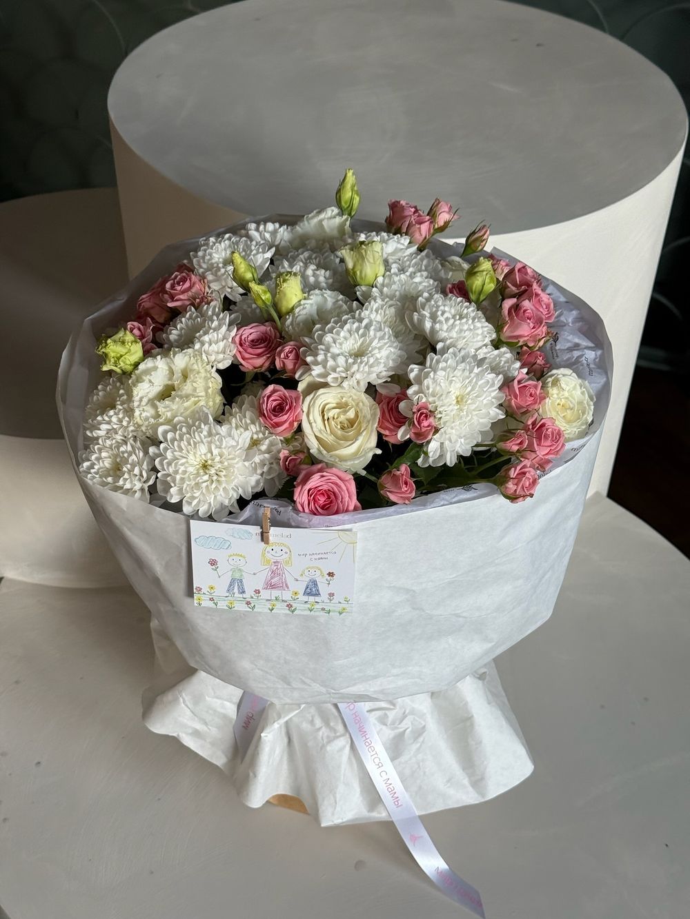 Букет из кустовой пионовидной розы, одноголовых роз, лизиантуса и хризантемы