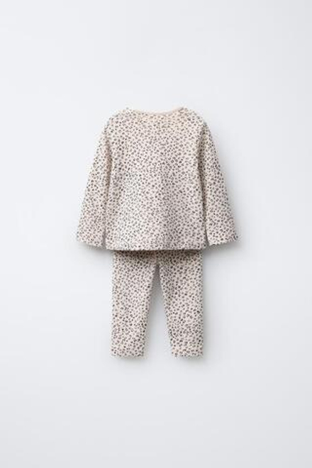 ZARA КОМПЛЕКТ ИЗ ФУТБОЛКИ И ЛЕГИНСОВ ВЯЗКИ POINTELLE С АНИМАЛИСТИЧНЫМ ПРИНТОМ, ЭКРЮ