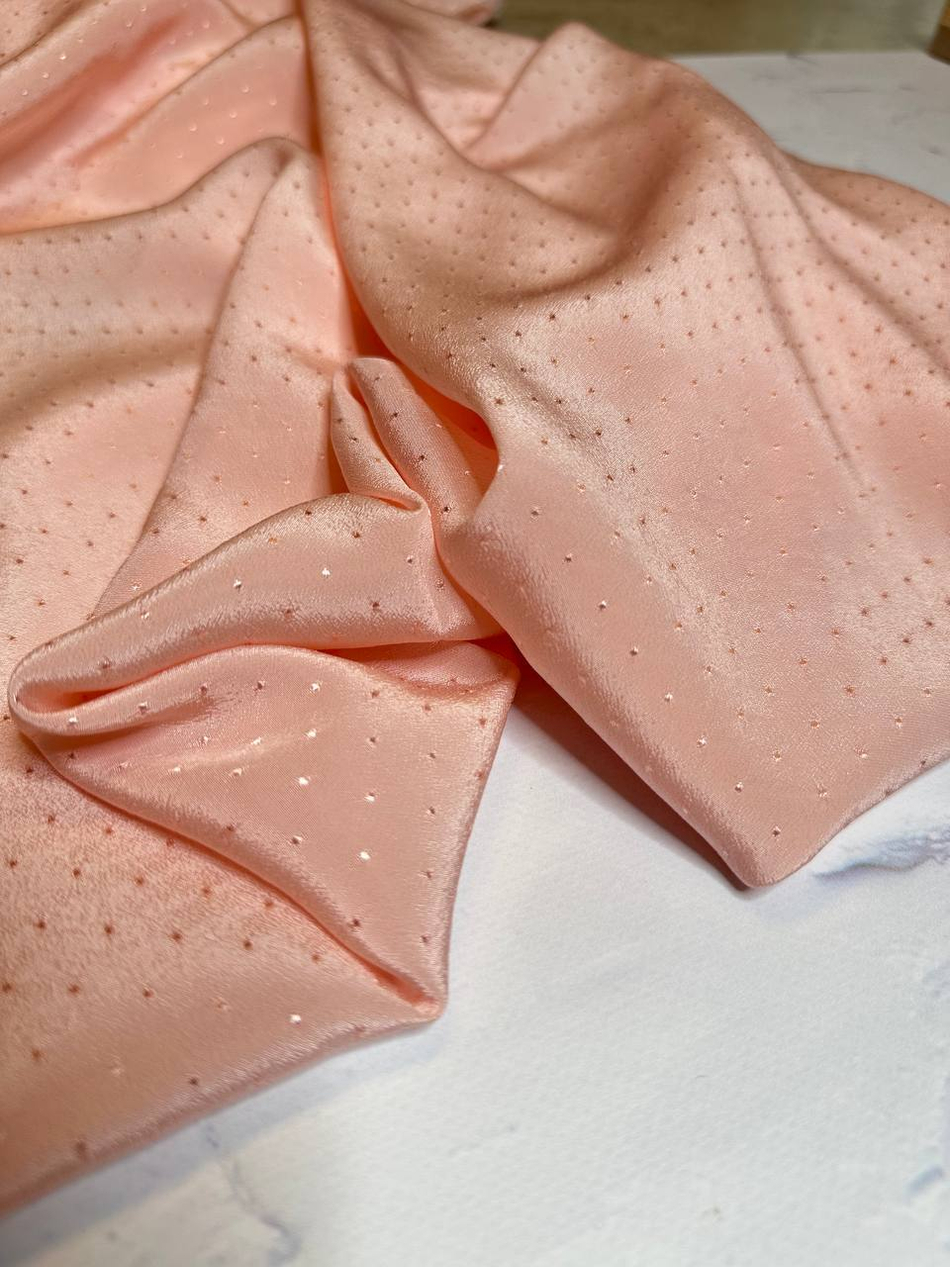 Плательно-блузочный жаккардовый шелк с добавлением вискозы (Stella McCartney, 36%шелк/64%вискоза, Пудровый персик/горошек в тон, 134, 74 гр/м2)