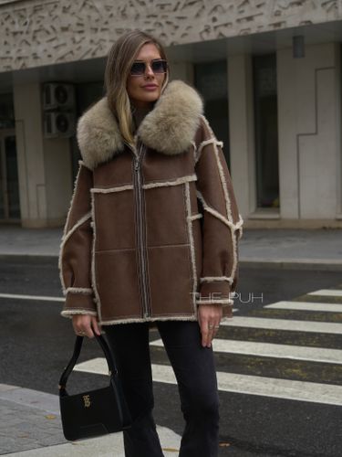 Коричневая дубленка с мехом песца на капюшоне