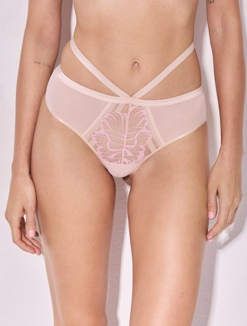 Телесные трусики-стринги Glossy Iris с цветочным кружевом (Размер: 42) (Цвет: телесный)