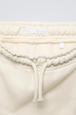 ZARA КОМПЛЕКТ ИЗ ДЖОГГЕРОВ И ТОЛСТОВКИ С НАДПИСЬЮ, ЭКРЮ