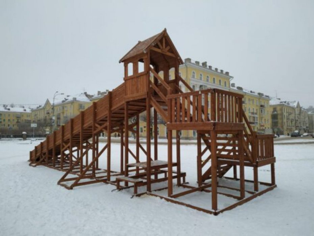 Зимняя деревянная заливная горка Теремок
