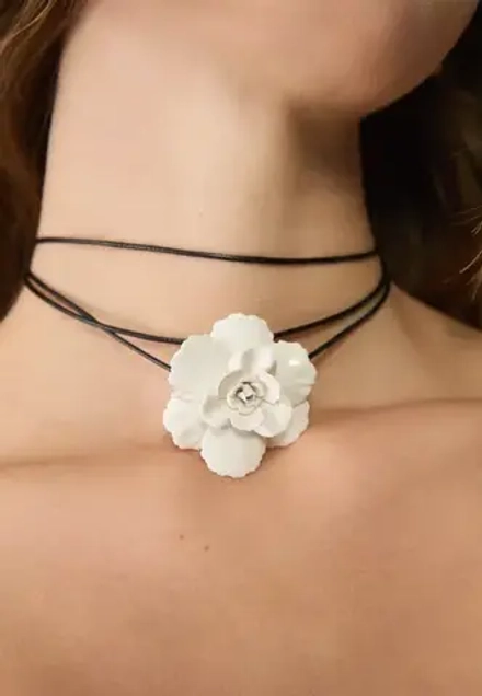 STRADIVARIUS Ожерелье на шнурке с контрастным цветком, экрю