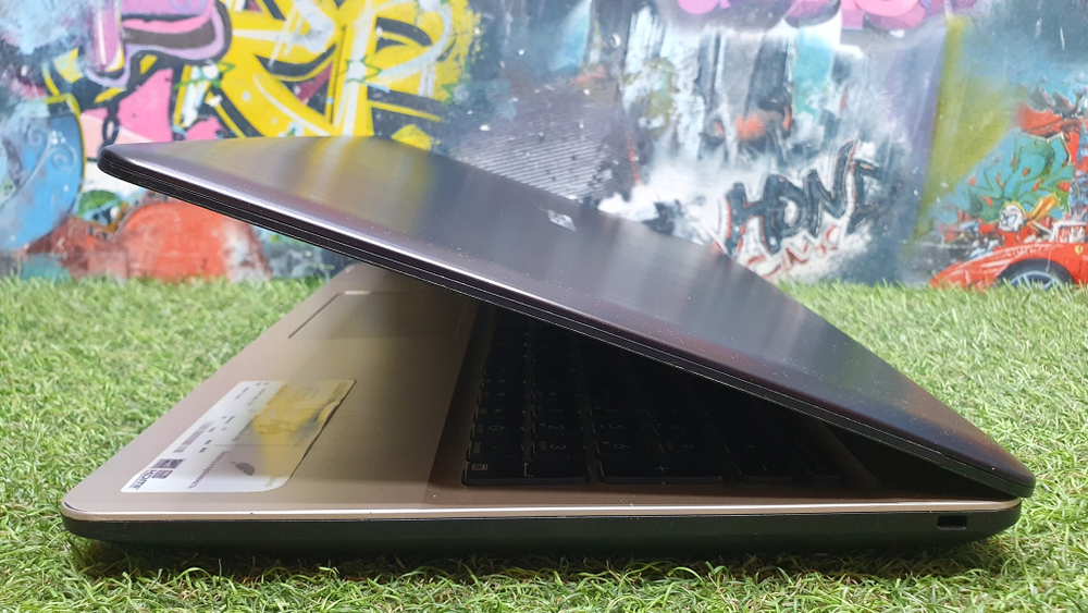 Ноутбук ASUS i3-6/4Gb/920M 2Gb