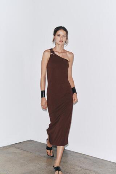 ZARA ТРИКОТАЖНОЕ ПЛАТЬЕ МИДИ АСИММЕТРИЧНОГО КРОЯ С ФУРНИТУРОЙ, КОРИЧНЕВЫЙ