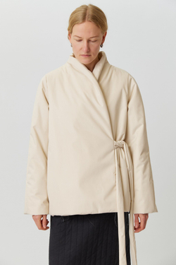 Зимняя куртка на запах из молочной бархатистой мембраны