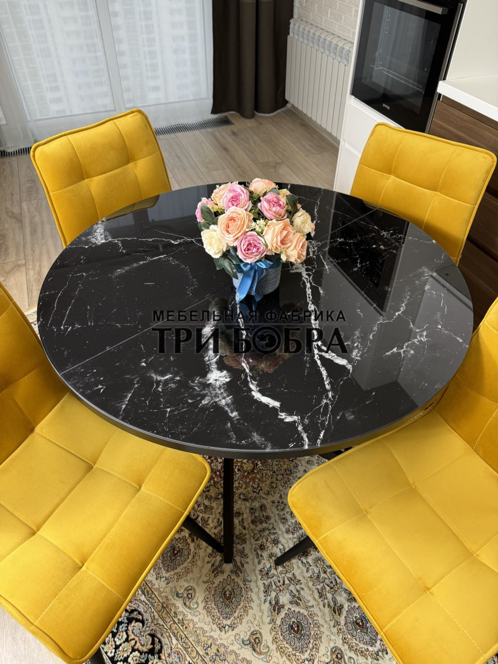 Круглый стеклянный раздвижной стол "Черный оникс" и стулья "ГУЧИ" желтый