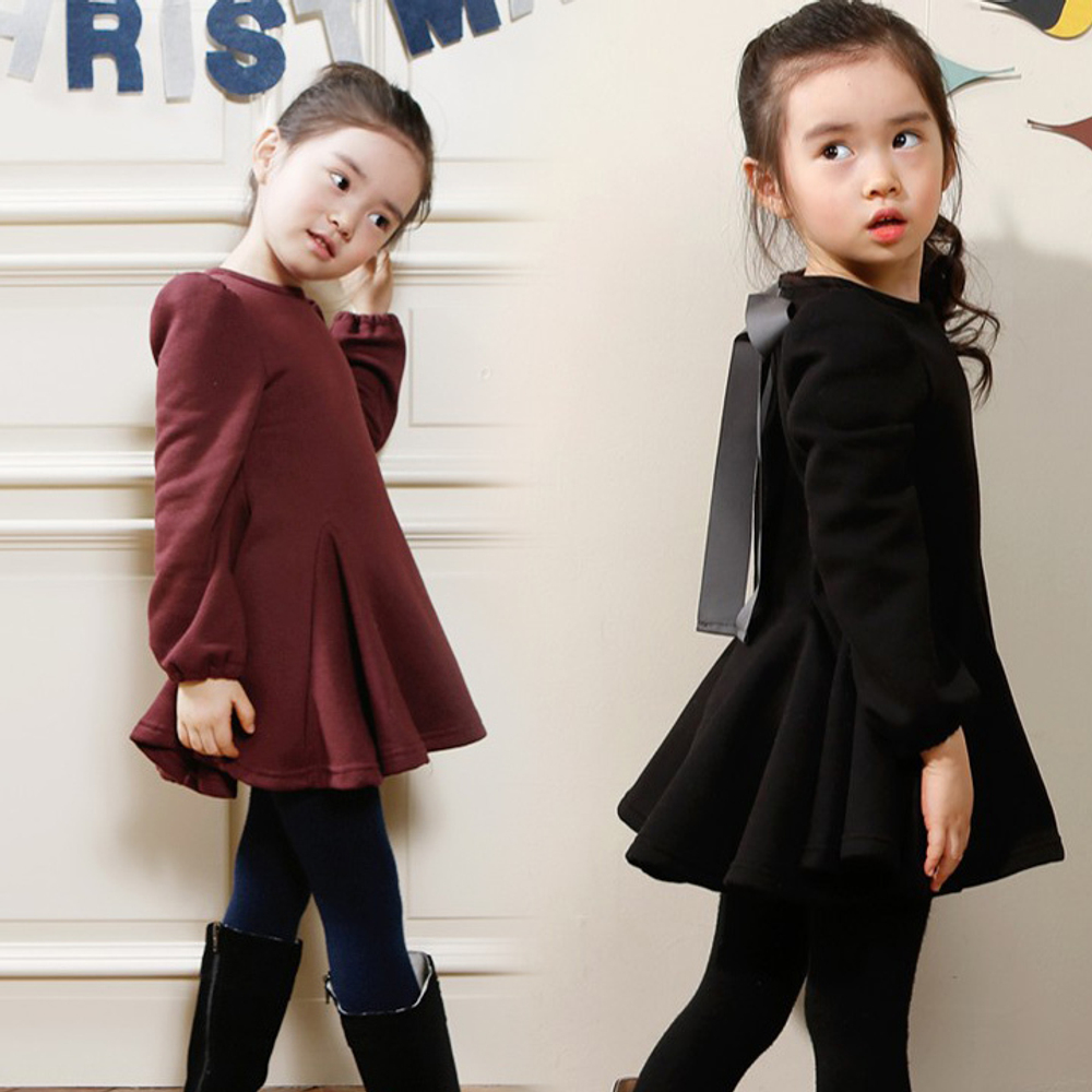 Платье однотонное с клиньями на юбке и бантом на спине