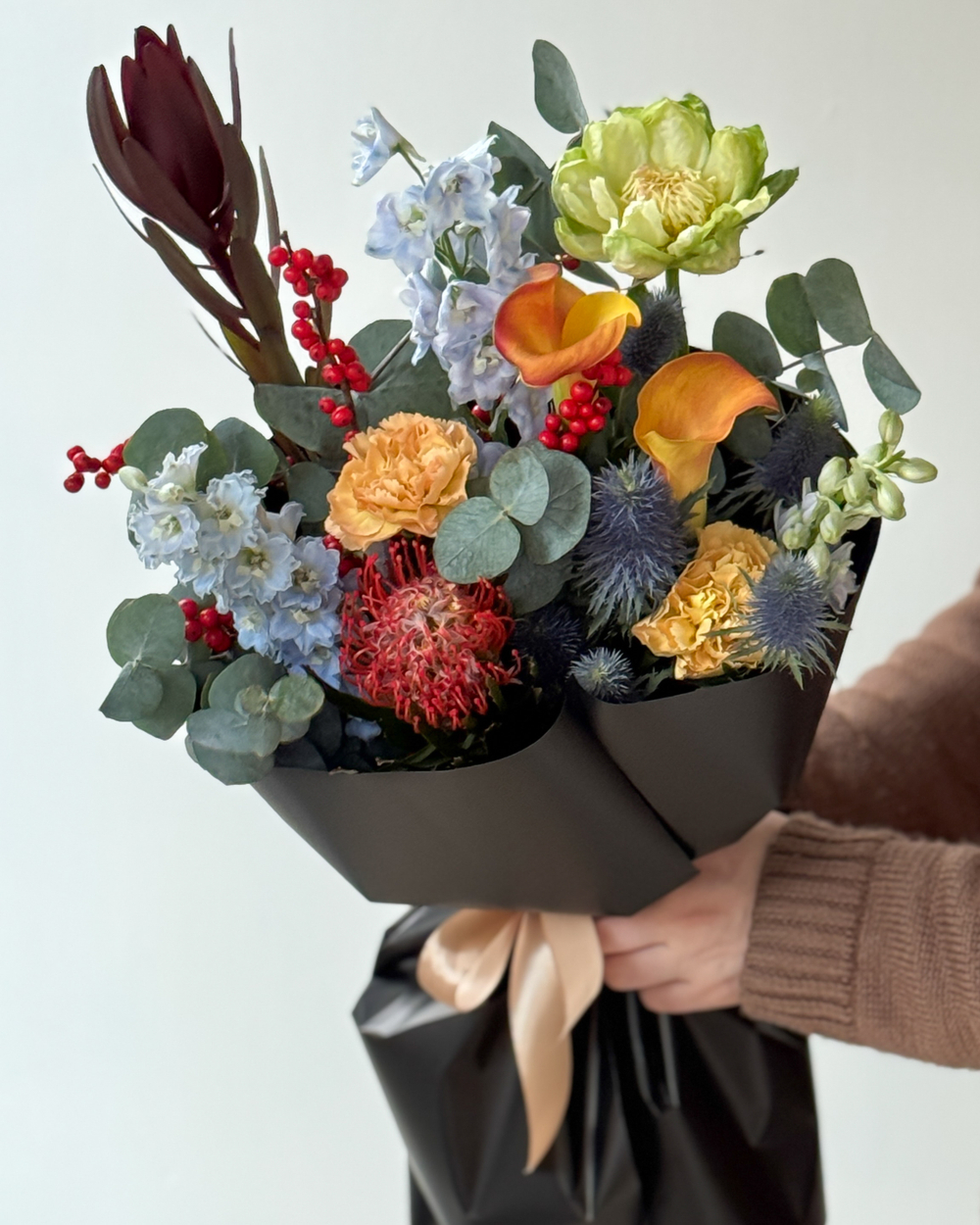 Букет с каллами, дельфиниумом и пионовидной розой Вегги