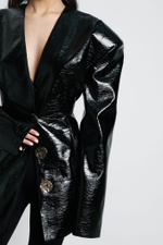 Приталенный жакет с объемными плечами