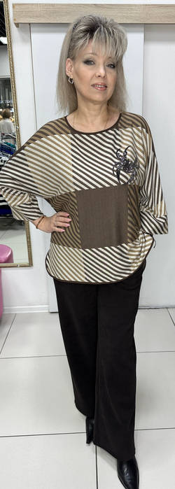 Блузон с оригинальным изображением и стразовым крабом