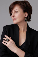 Серьги пусеты овальные черные кристаллы, обрамленные цепью, оттенок золото антик