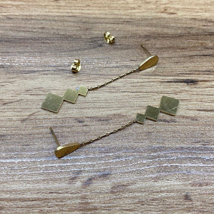 Серьги-гвоздики капля перевернутая жгутики 3 ромба на увеличение цвет золотистый