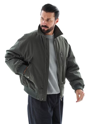 Утепленный зеленый бомбер с отложным воротником