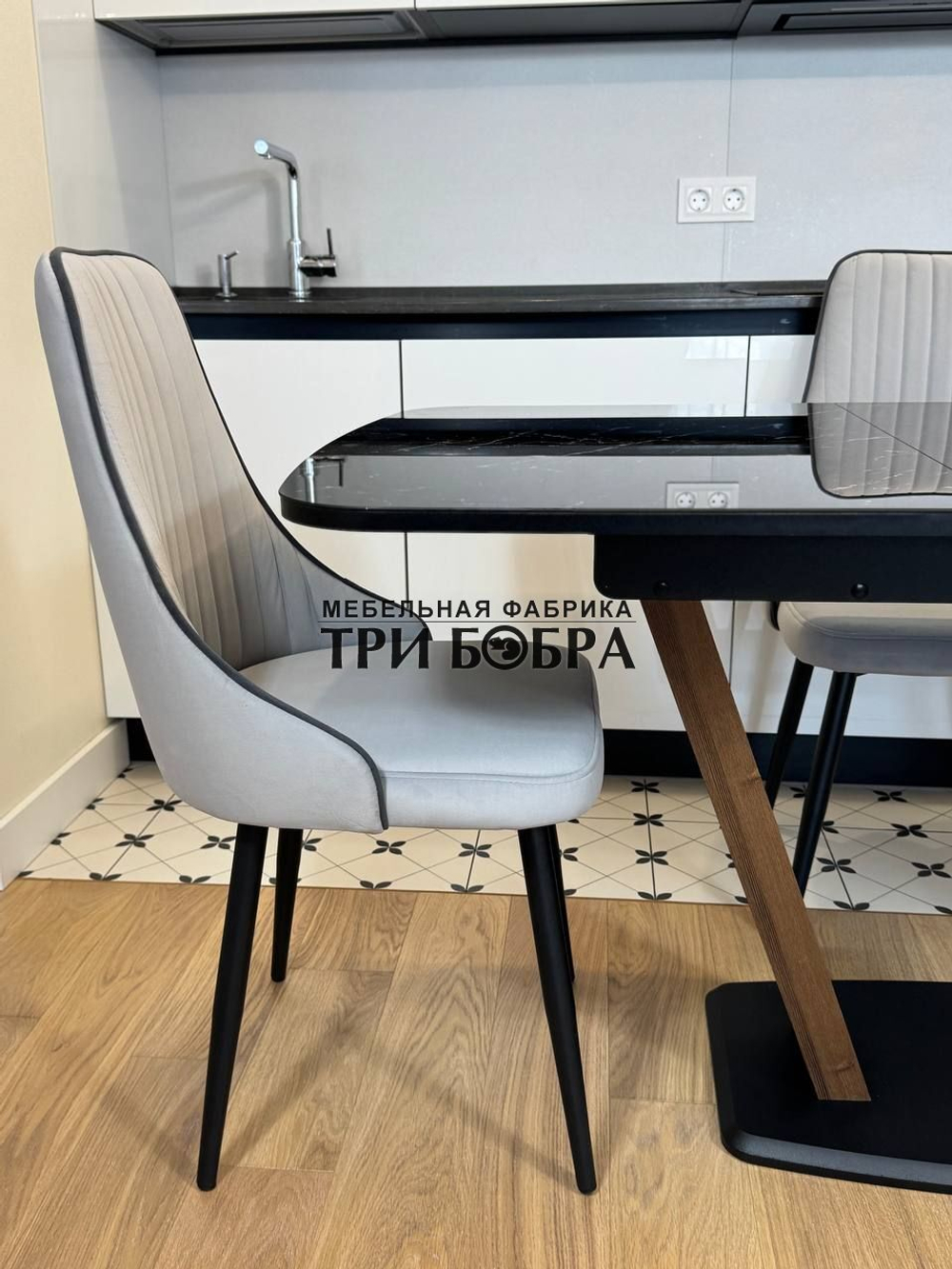 Кухонный раскладной стол "Прадо" черный мрамор и 4 стула Сорренто