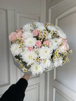 Букет с хризантемой, кустовой пионовидной розой и ромашки