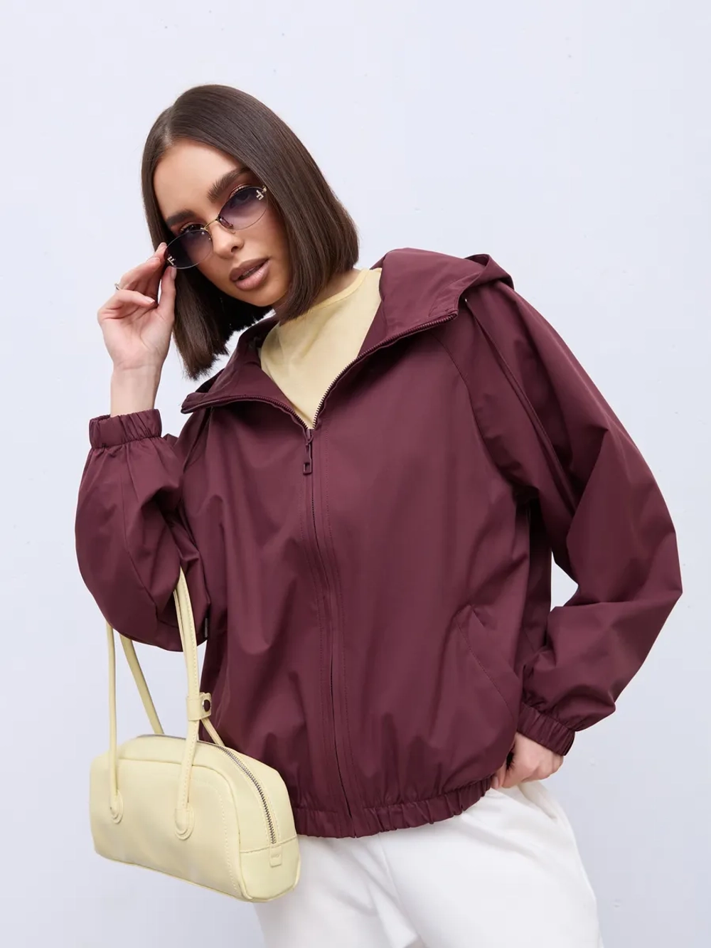 Ветровка с капюшоном