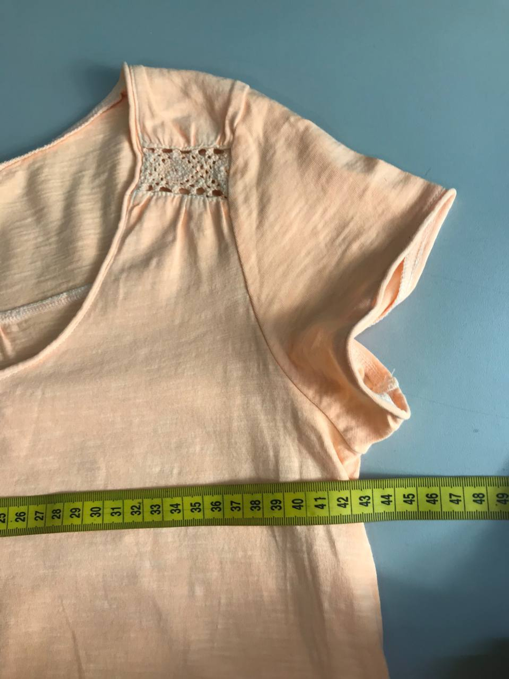 Футболка приятного цвета, визуально 44 размер