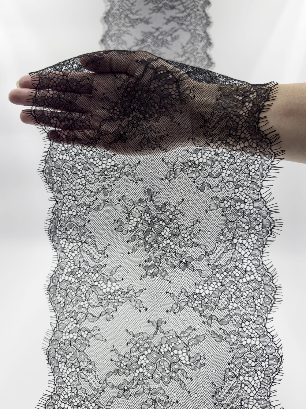 Кружево шантильи черное неэластичное ширина 22 см купон 2.9 м С БРАКОМ