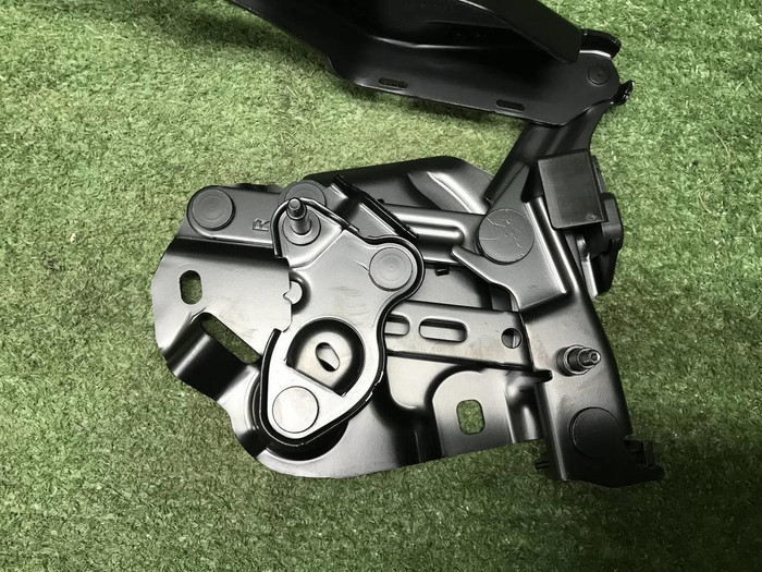 Петля капота правая Porsche Panamera 2 971 (16-24)