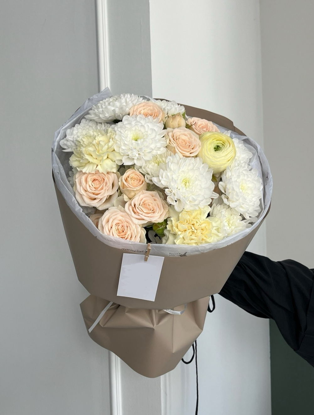 Авторский букет из хризантемы, кустовой пионовидной розы, ранункулюса и диантусов