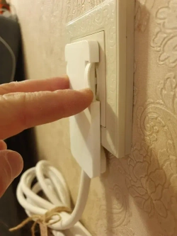 Удлинитель электрический с выключателем плоской потайной вилкой невидимкой (за шкаф) 3 розетки 1.5 метра