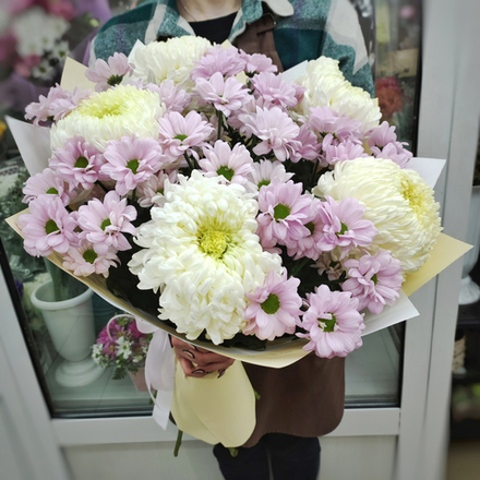 Букет из кустовых и одноголовых хризантем