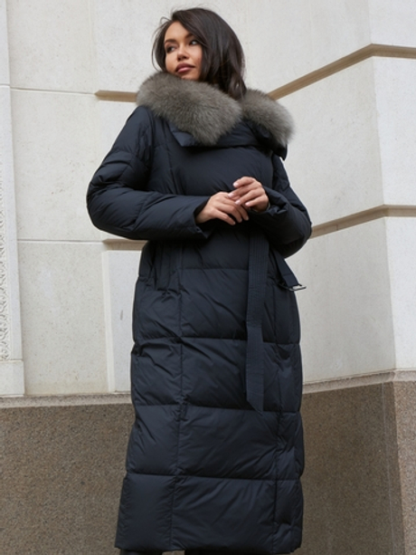 Длинный черный пуховик с серым воротником из песца