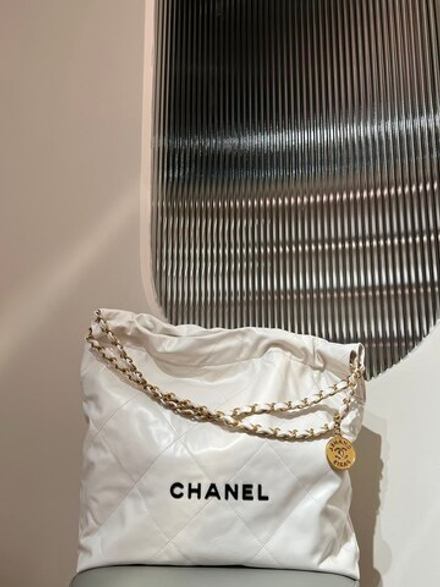 Chanel 22 Handbag