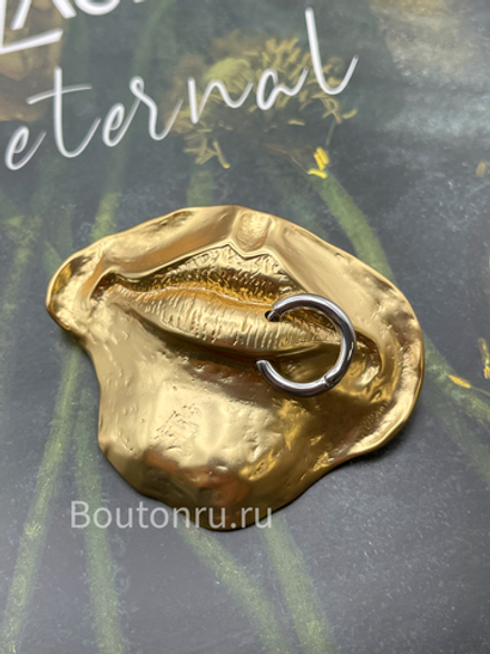 Брошь Скиап "Губы с пирсингом" золотистая