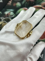 Кольцо золотистое с большим прозрачным камнем