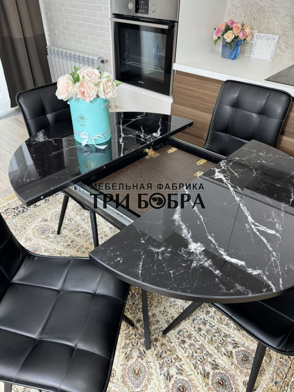 Круглый стеклянный раздвижной стол "Черный оникс" и стулья "ГУЧИ" черный