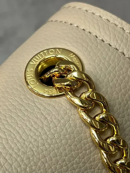 Сумка Louis Vuitton Lockme Chain East West бежевый