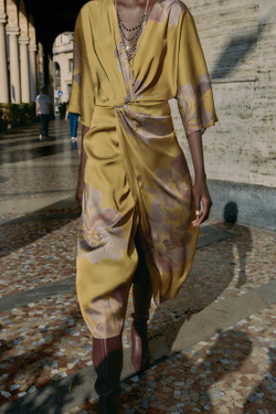 ZARA АТЛАСНОЕ ПЛАТЬЕ МИДИ С ПРИНТОМ, КОРИЧНЕВЫЙ / ЗЕЛЕНЫЙ