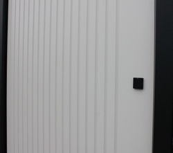 Входная металлическая дверь "Вельвет" дуб кантри темный, черное патирование по фрезеровки  / капучино ZB 853-2 (темно-белый) продольная фрезеровка