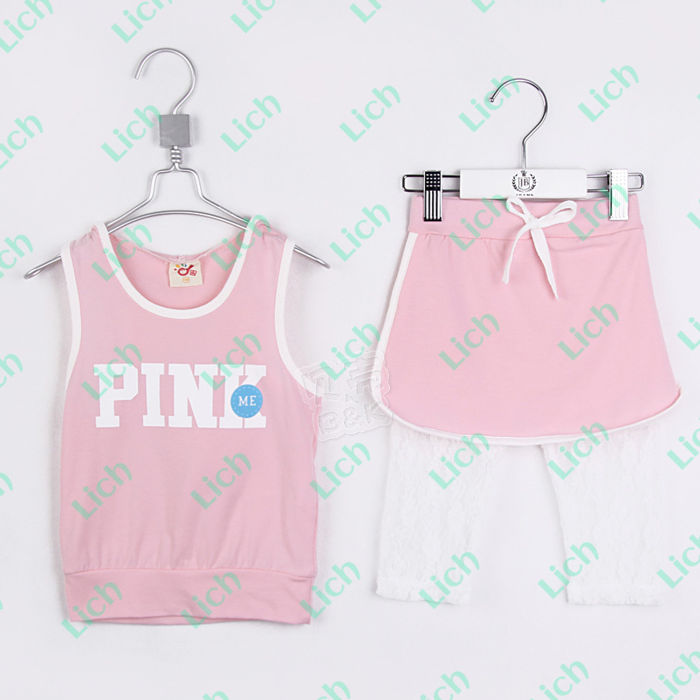 Костюм: майка с капюшоном и юбка с кружевными леггинсами