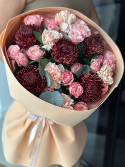 Рубиновые оттенки хризантем Бигуди, диантусы, кустовые пионовидные розы и эвкалипт в букете от Флора Маркет