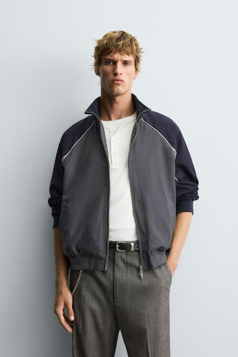 ZARA КУРТКА В СТИЛЕ КОЛОР-БЛОК С КОНТРАСТНОЙ ОТДЕЛКОЙ, СЕРО-СИНИЙ