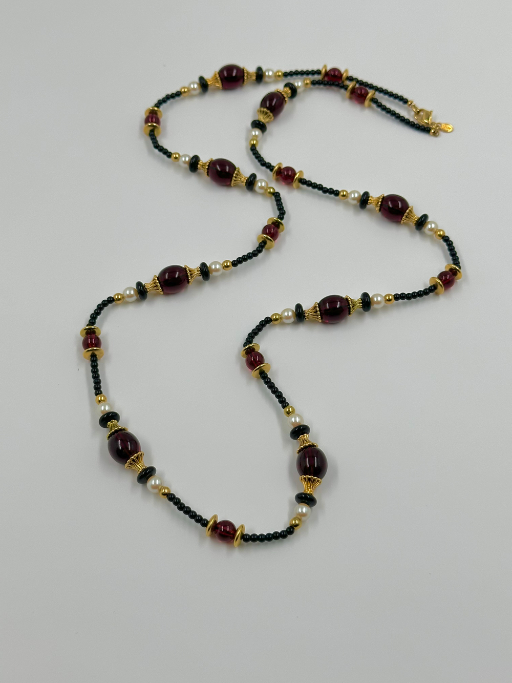 Бусы чёрные с бордовыми вставками Monet
