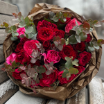 🍀 Красный микс — букет душистых и старинных садовых роз с великолепным эвкалиптом — для мамы