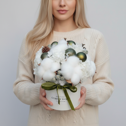 Новогодняя композиция из хлопка, шишек, сухоцветов и ёлочных украшений