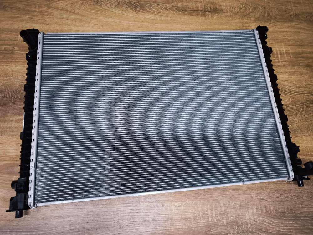 Радиатор Hongqi E-QM5