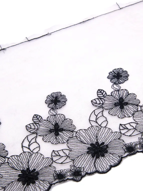 05-136 Вышивка на неэл. сетке 21 см, кремовый/черный (правая)