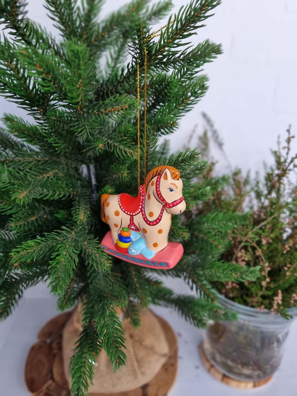 Лошадка с игрушками ёлочная игрушка из фарфора
