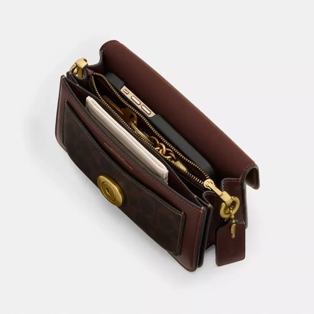 COACH СУМКА ЧЕРЕЗ ПЛЕЧО TABBY 20 ИЗ ФИРМЕННОГО ХОЛСТА, ТЕМНО-КОРИЧНЕВЫЙ